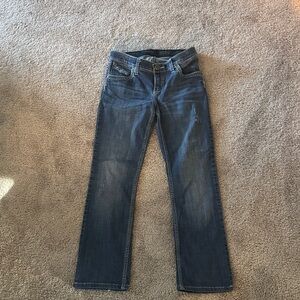 Stylish Shiloh no gap waistband jeans. Soft material with accented pockets.